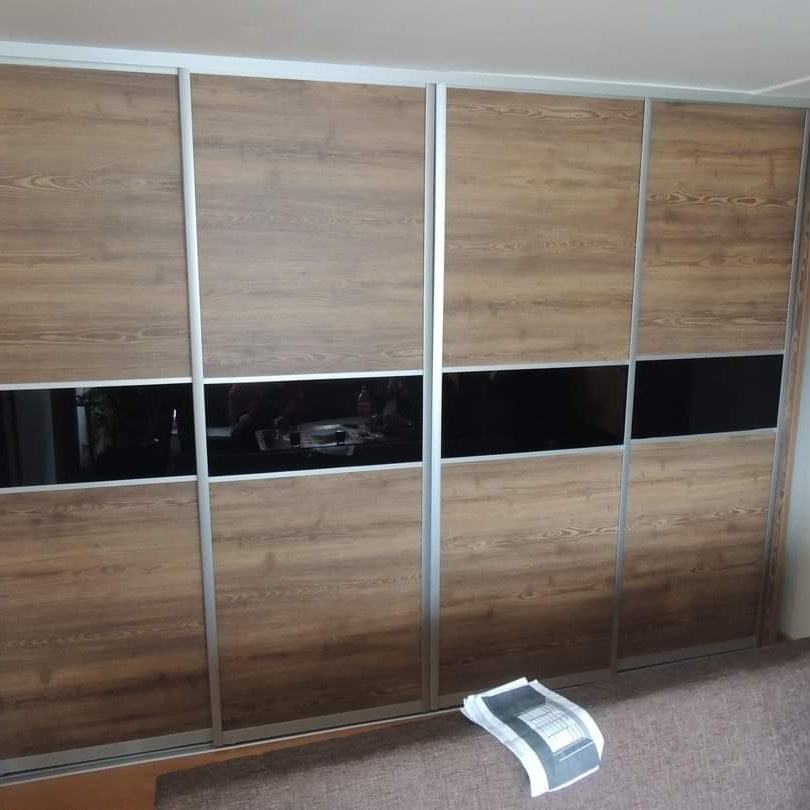 Plakar sa kliznim vratima, drvo i crno staklo