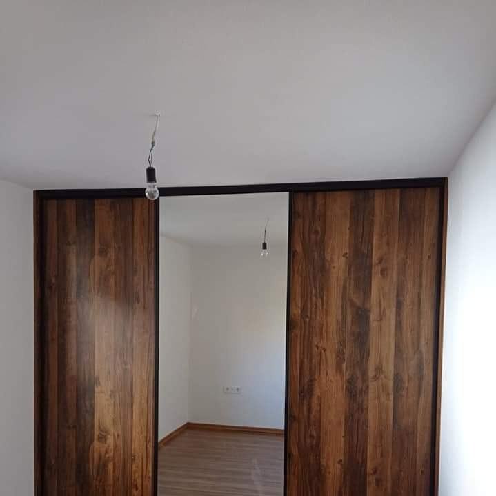 Plakar sa ogledalom, orah dekor