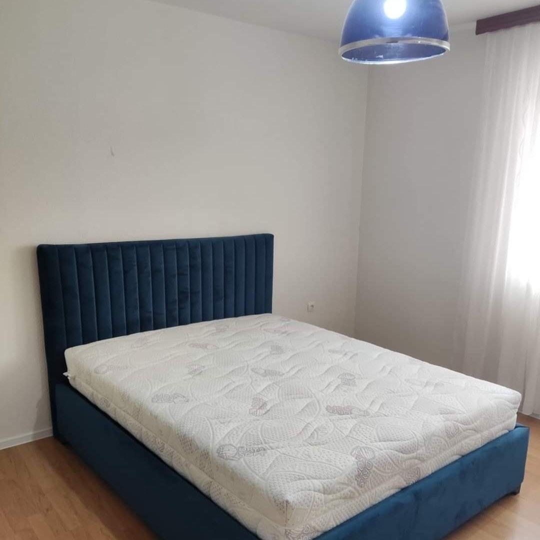 Wirth Bed — tamno plavo rebrasto uzglavlje