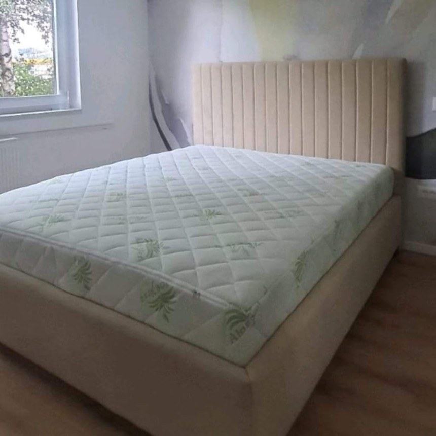 Wirth Bed — krem rebrasto uzglavlje
