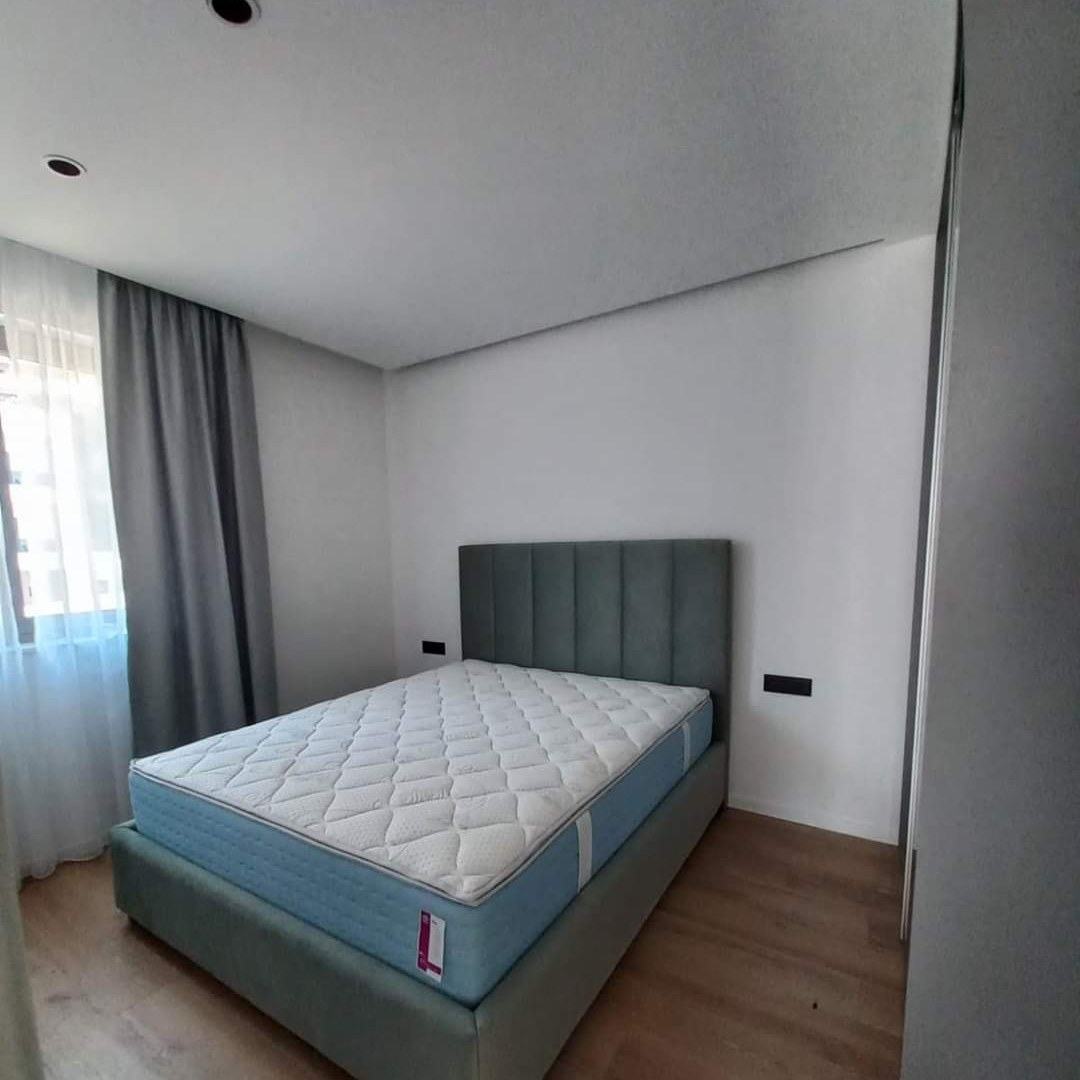 Wirth Bed — sivo-plavo rebrasto uzglavlje