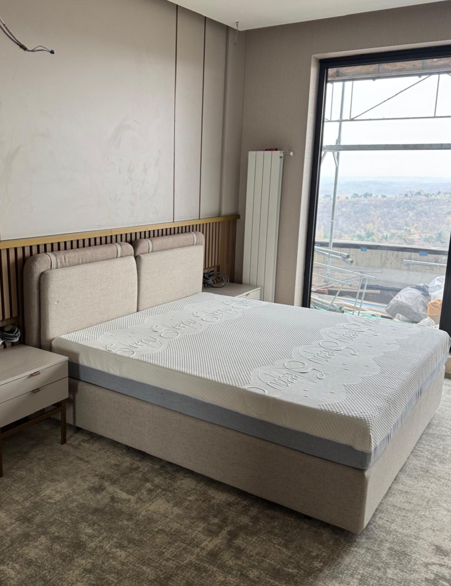 Wirth Bed — bež uzglavlje s dijagonalnim prošivanjem