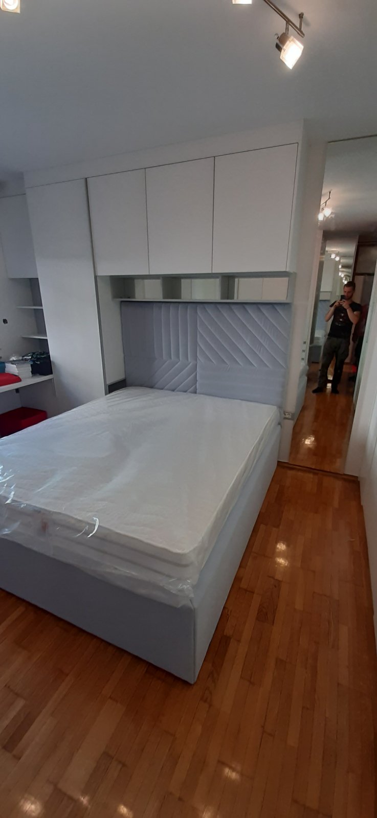 Wirth Bed — sivo uzglavlje s dijagonalnim prošivanjem