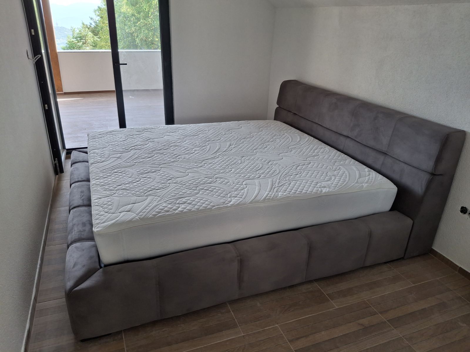 Wirth Bed — puno tapacirano uzglavlje, sivo-smeđe