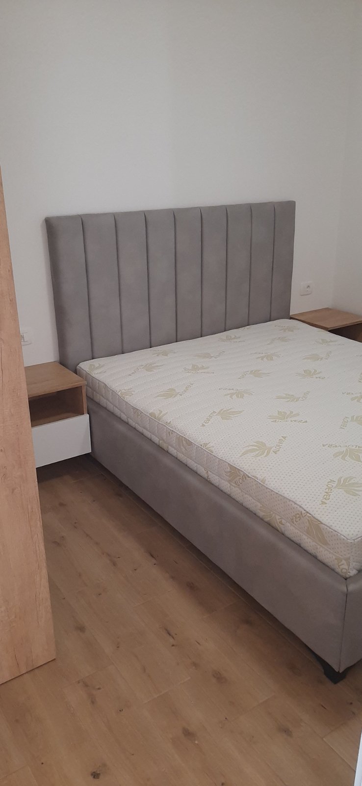 Wirth Bed — rebrasto uzglavlje sa noćnim ormarićima