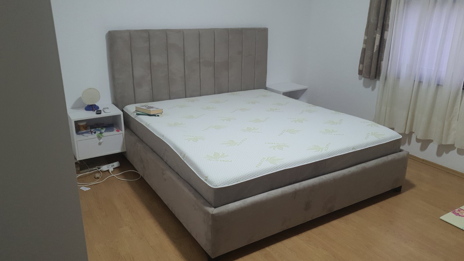 Wirth Bed — rebrasto uzglavlje, taupe