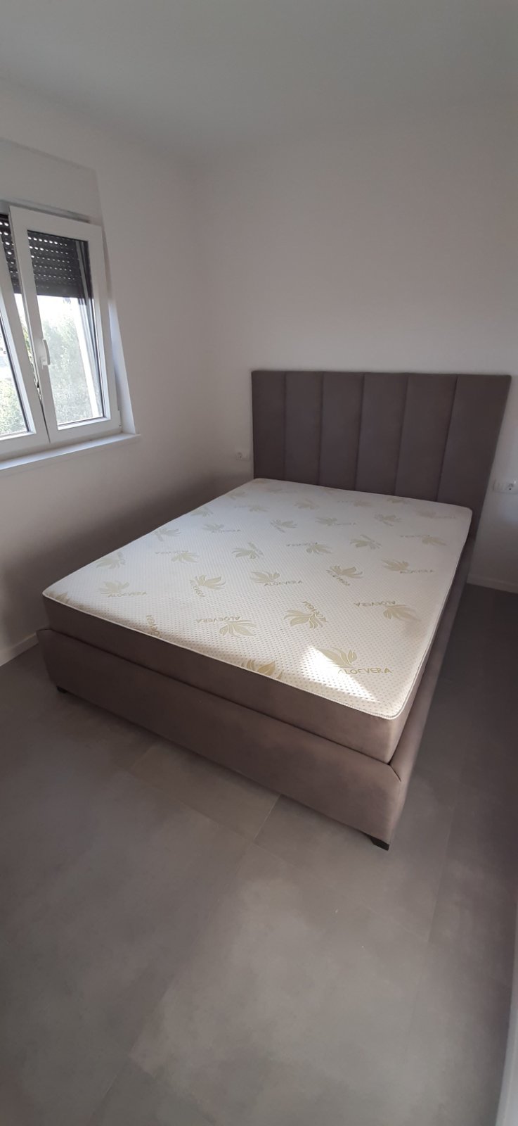 Wirth Bed — rebrasto uzglavlje, sivo-smeđe