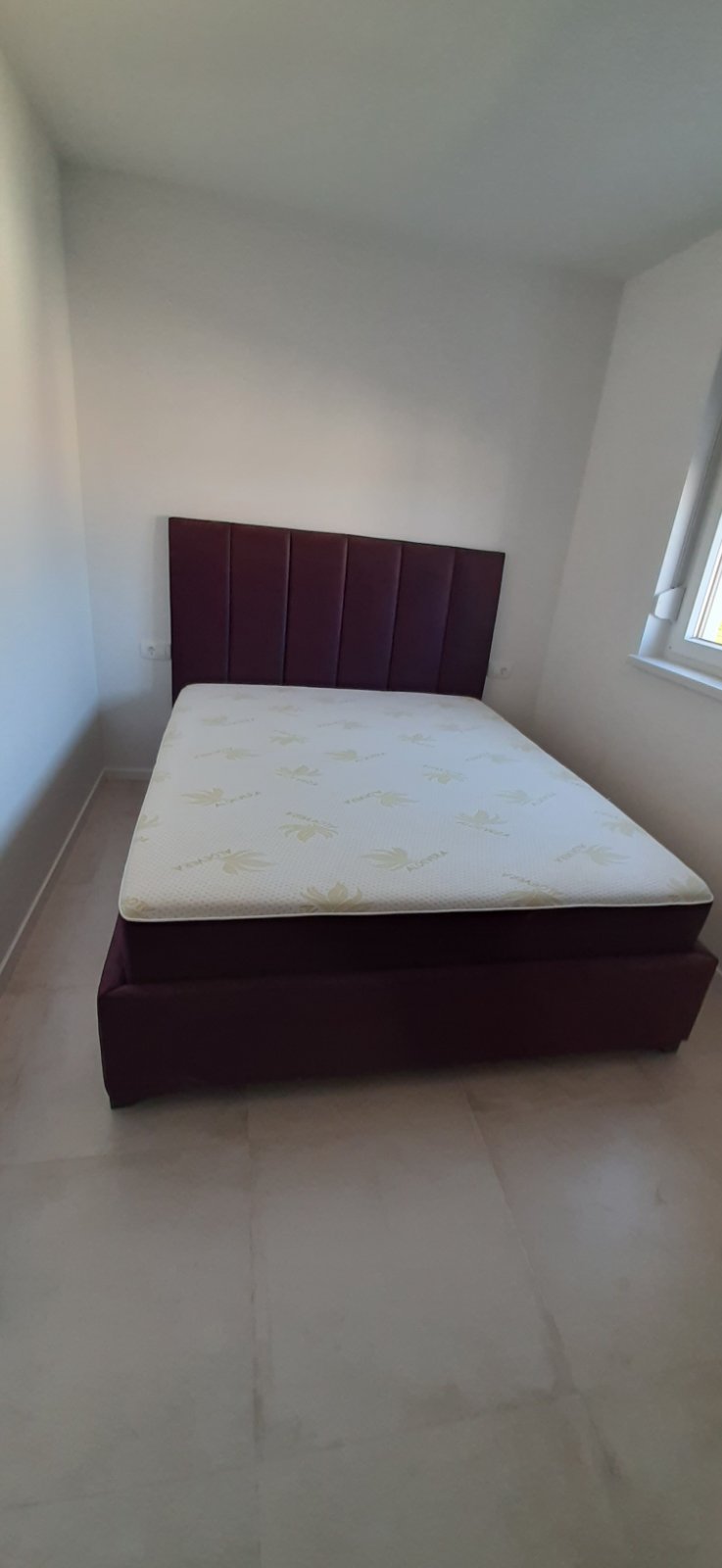 Wirth Bed — rebrasto uzglavlje, bordo