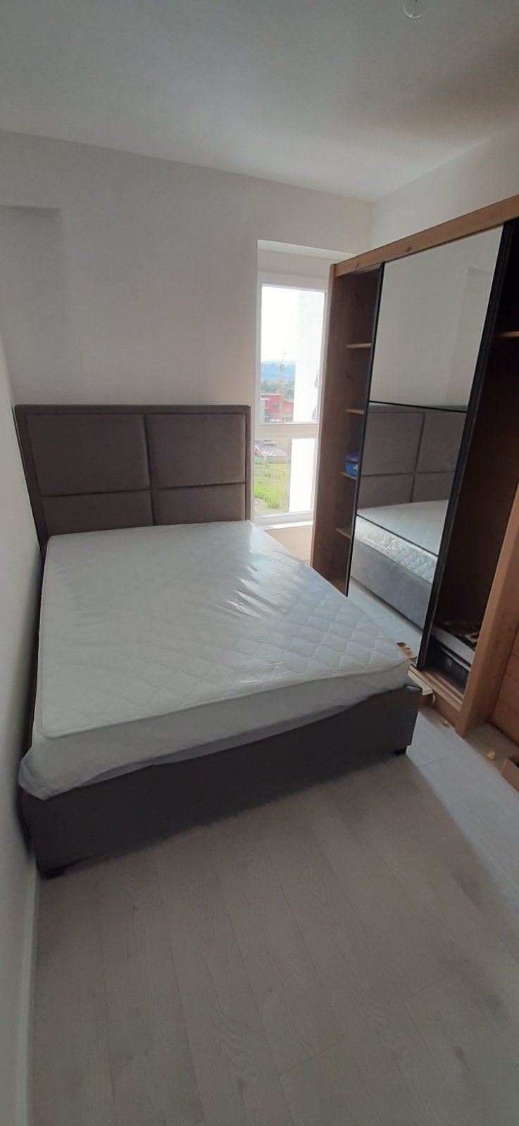 Wirth Bed — kvadratno prošiveno uzglavlje, sivo-smeđe