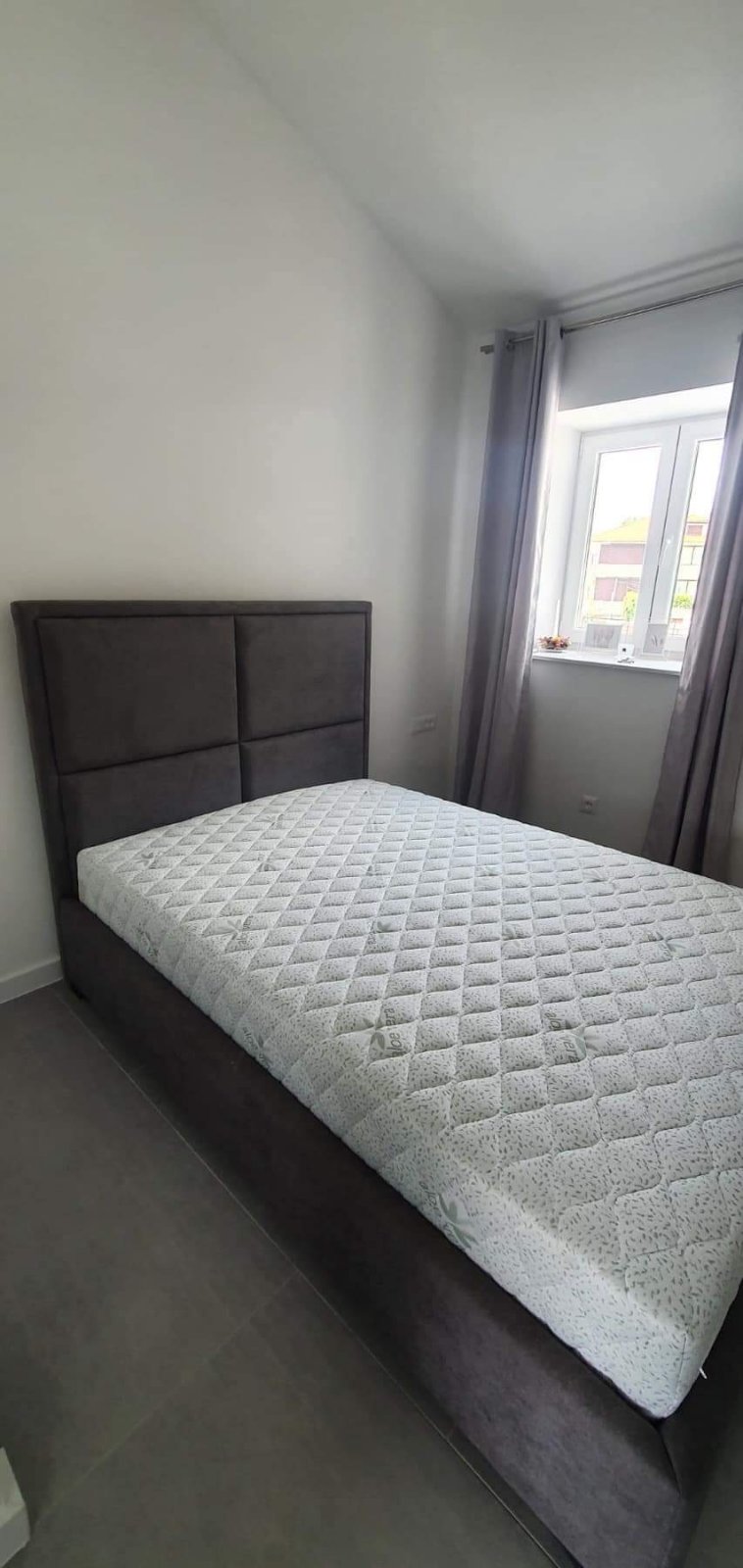 Wirth Bed — kvadratno prošiveno uzglavlje, antracit