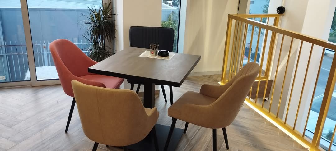 Set stolica i sto — ugostiteljski objekat