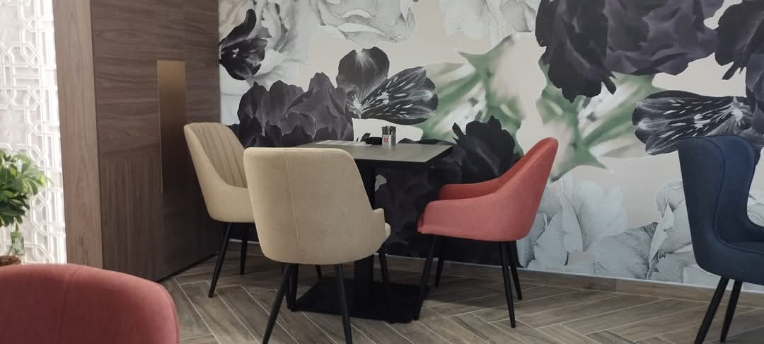 Set stolica i sto — cvjetni zid
