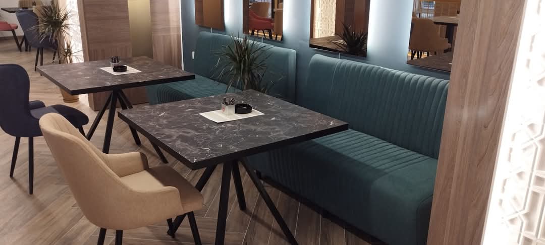 Set stolica i klupa — kafić